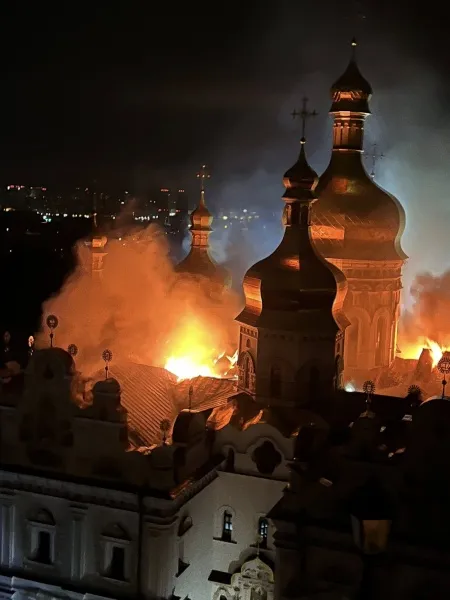 В Киеве в результате атаки произошел пожар в Киево-Печерский Лавре