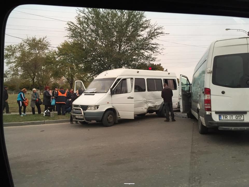 В столице произошло ДТП с участием маршрутки: двое госпитализированы