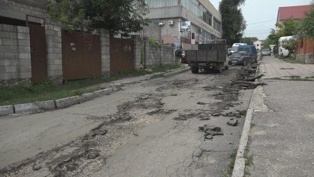 Почти 100% второстепенных дорог в Комрате повреждены после ливня