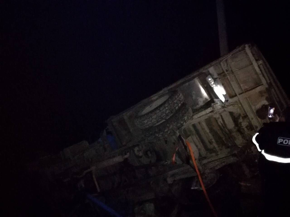 Водителя зажало в кабине после столкновения грузовиков возле Чуфлешт