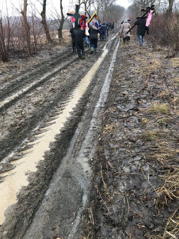 Чтобы проводить родных в последний путь, в одном из сел используют сельхозтехнику