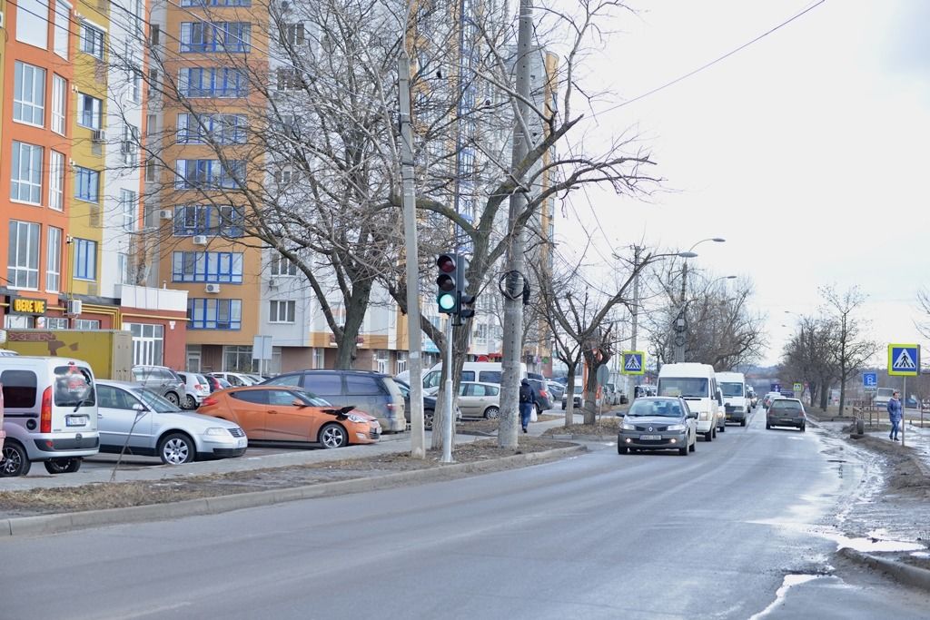 На перекрестках на Ботанике появились новые светофоры