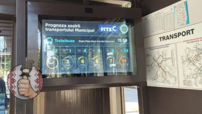 На остановке в Кишиневе появилось электронное панно с расписанием троллейбусов вместо бумажного