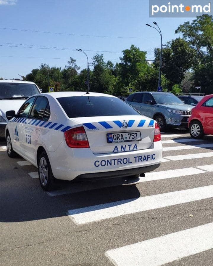 В центре столицы автомобиль ANTA припарковался прямо на пешеходном переходе