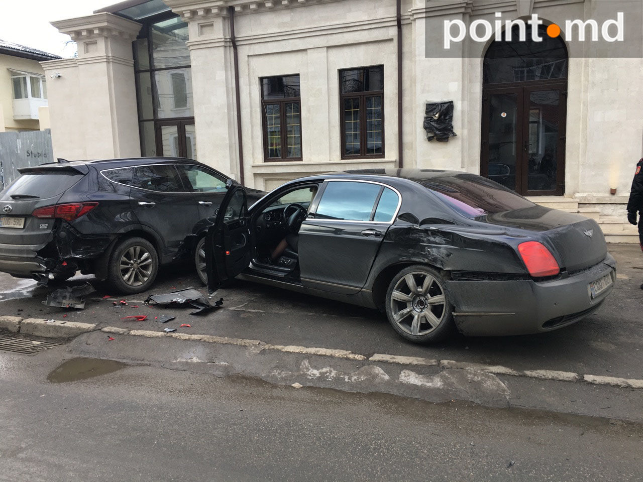 Accident de lux în Capitală, cu implicarea unui Bentley