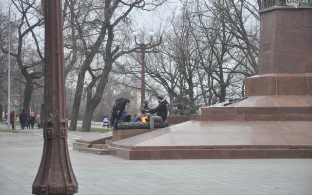 В Одессе группа юношей сушила ноги на Вечном огне