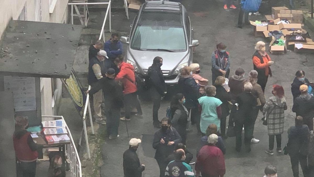 В Кишиневе гражданам раздавали “гуманитарную помощь” и газеты с фото кандидата