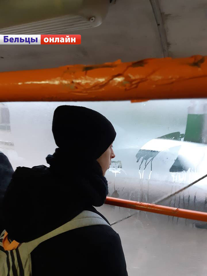 Пассажиры бельцкого троллейбуса окрасились в оранжевый цвет