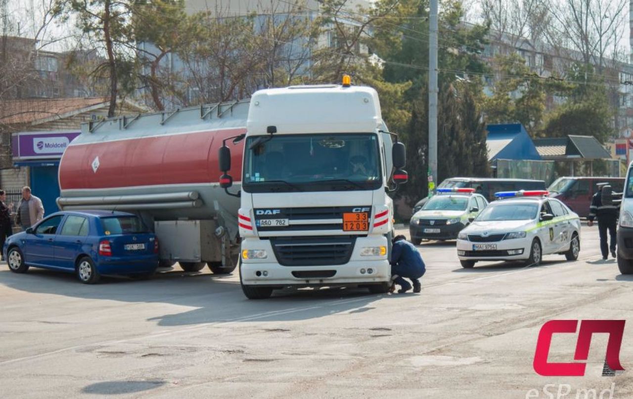 В Бельцах бензовоз не смог разъехаться с легковушкой