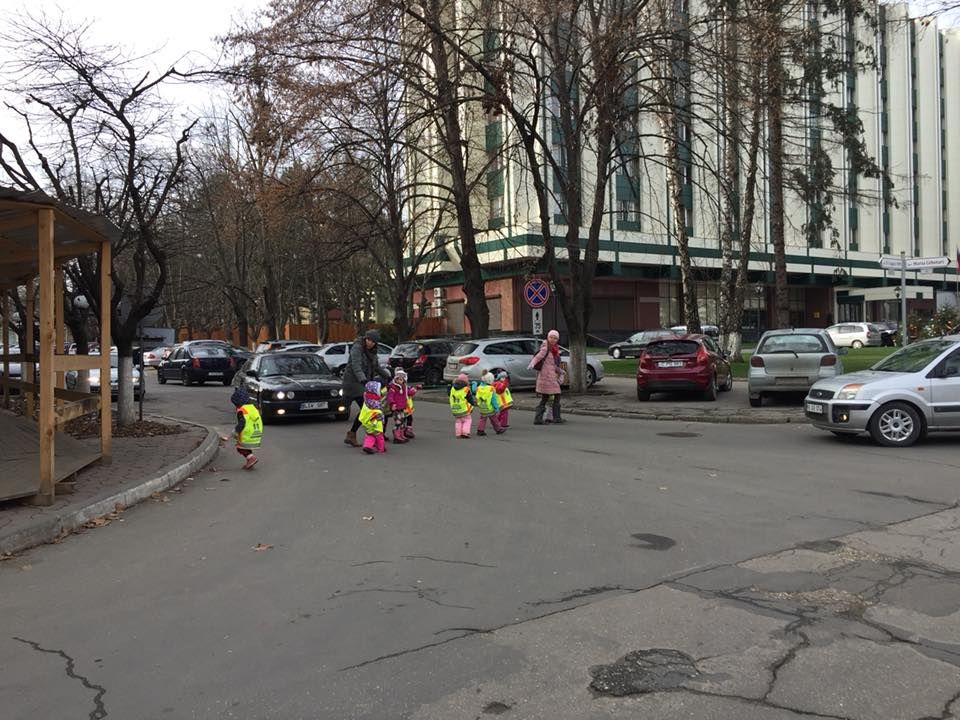 Воспитательницы детсада вывели детей на прогулку в светоотражающих жилетках