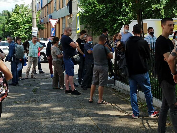 Десятки людей стоят у наркодиспансера, чтобы оформить документы на водительские права