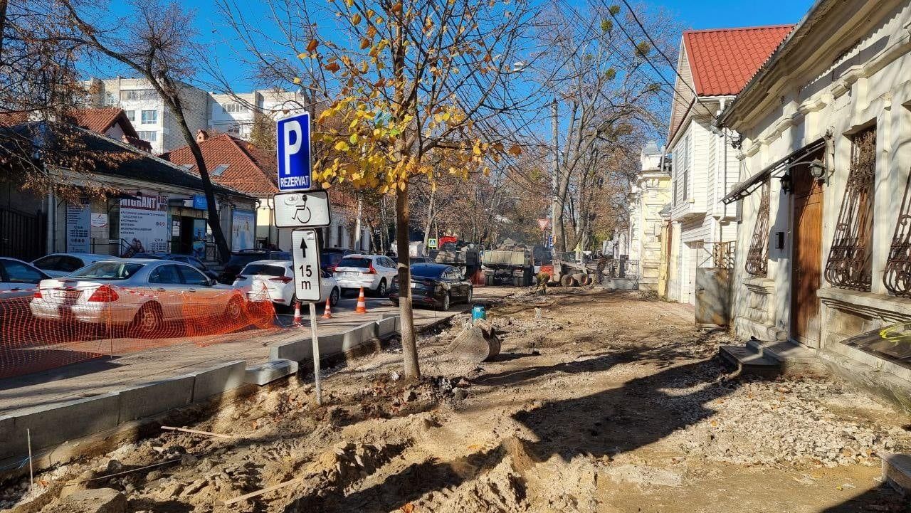 Полным ходом идёт ремонт тротуаров на улице A. Щусева в Кишиневе