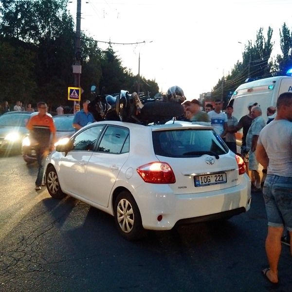 В столице мотоциклист влетел на крышу "Тойоты"