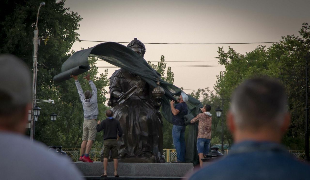 В центре Тирасполя этим утром установили памятник Екатерине II