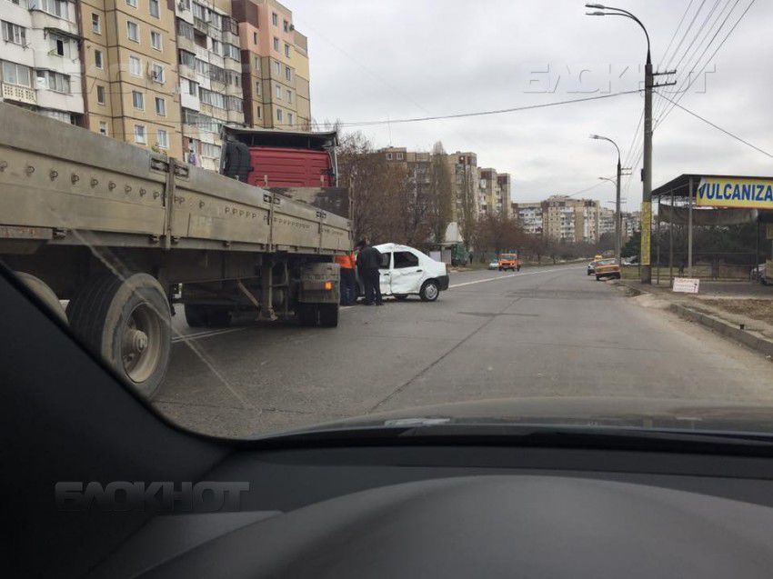 На Ботанике столкнулись КАМАЗ и автомобиль такси