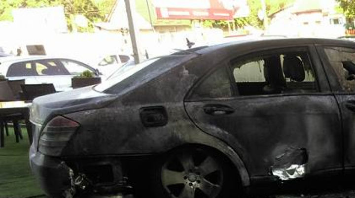 Incident suspect în Capitală. Două maşini, incendiate pe strada Ismail
