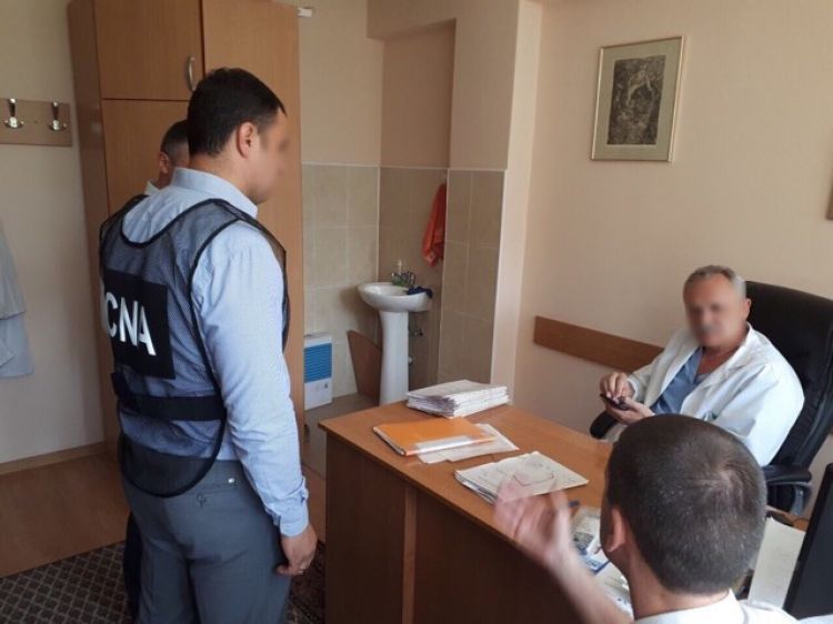 НЦБК задержал двух медиков столичной больницы "Святой Троицы"