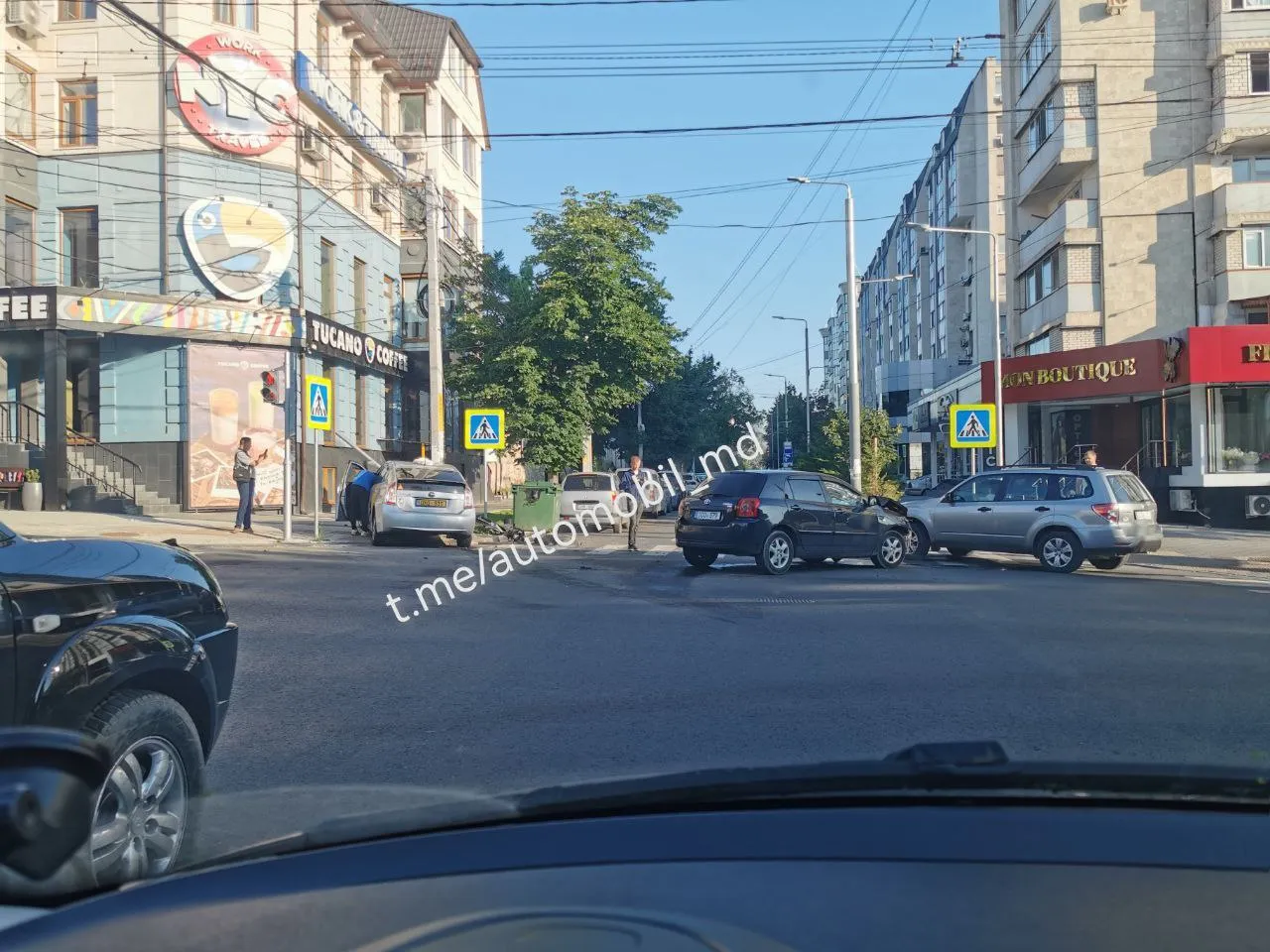 В центре Кишинева произошло ДТП: столкнулись два авто