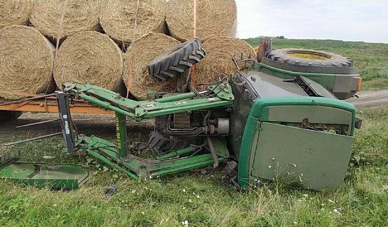 В Единецком районе перевернулся трактор, водитель попал в больницу