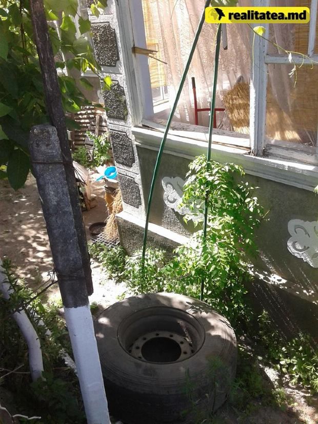 O familie din raionul Strășeni  s-a ales cu un geam spart de la o roată „zburătoare”