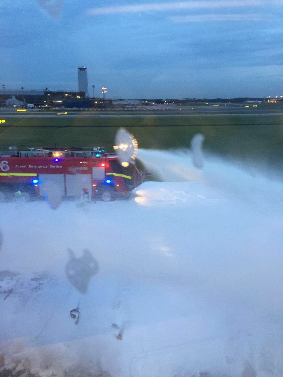 В аэропорту Сингапура при посадке загорелся Boeing 777
