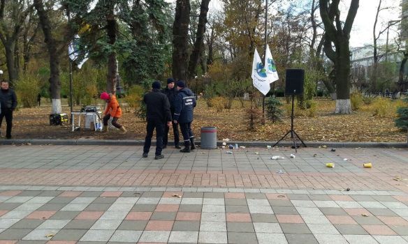 Рядом с Верховной Радой взорвалась мусорная урна