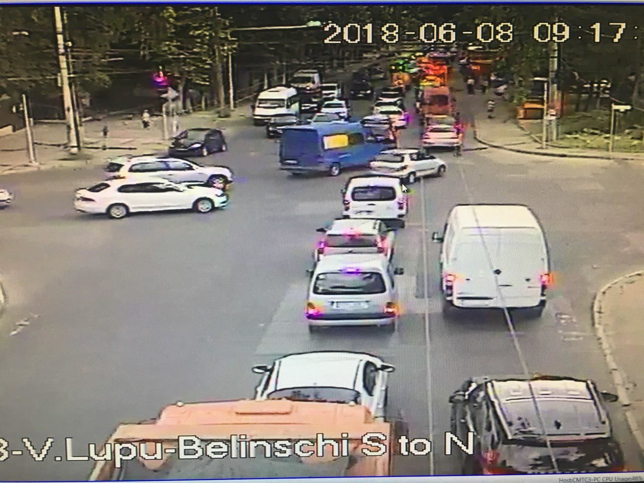 На столичном перекрестке затруднено движение транспорта