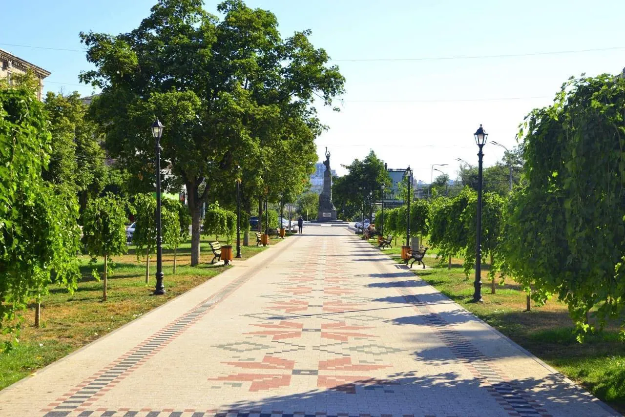 На аллее Григоре Виеру отремонтированы тротуары