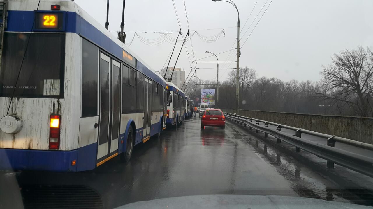 На виадуке из-за обрыва проводов встали троллейбусы