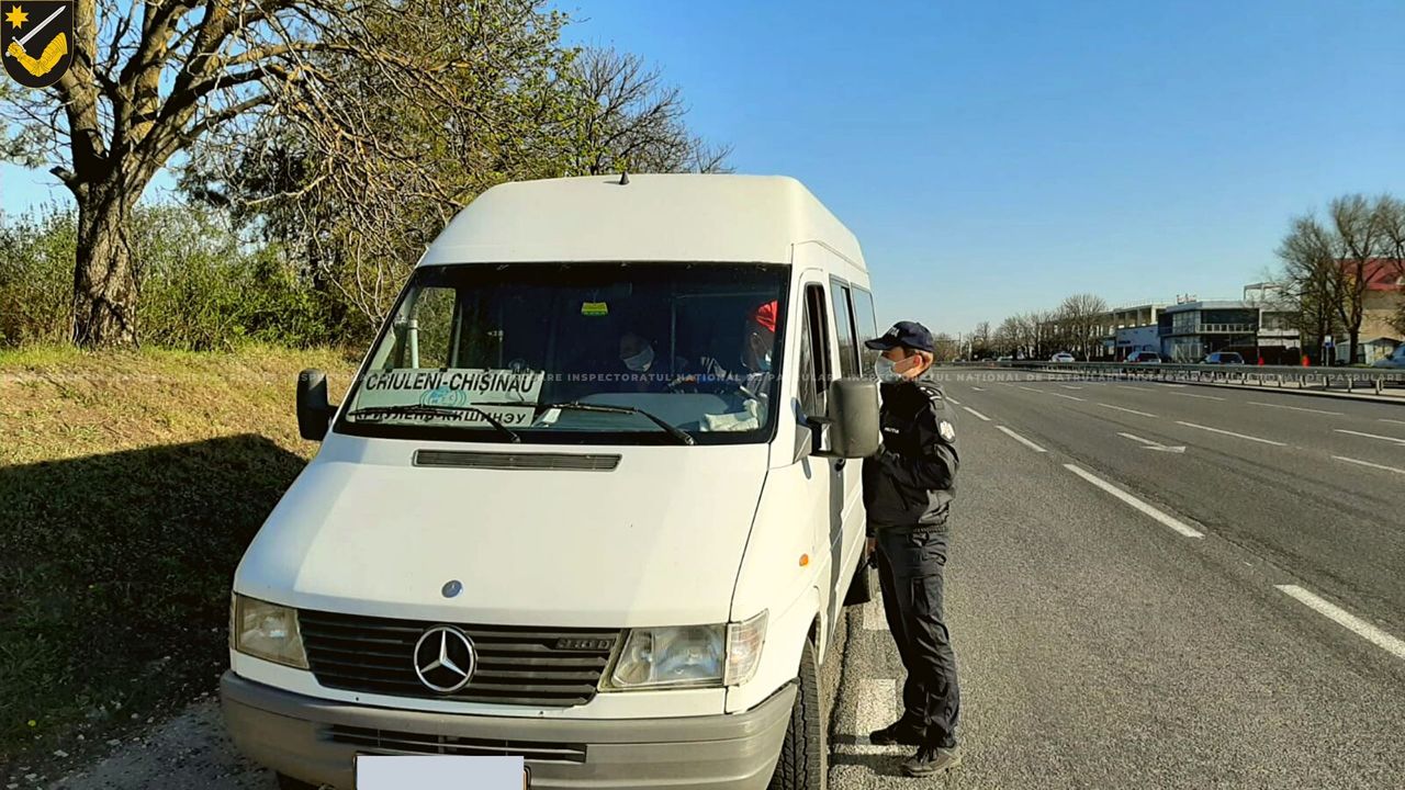 Патрульные и карабинеры проверяют перевозчиков пассажиров на въезде в Кишинев