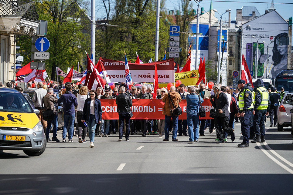 В Латвии тысячи людей выступили против перевода русских школ на латышский