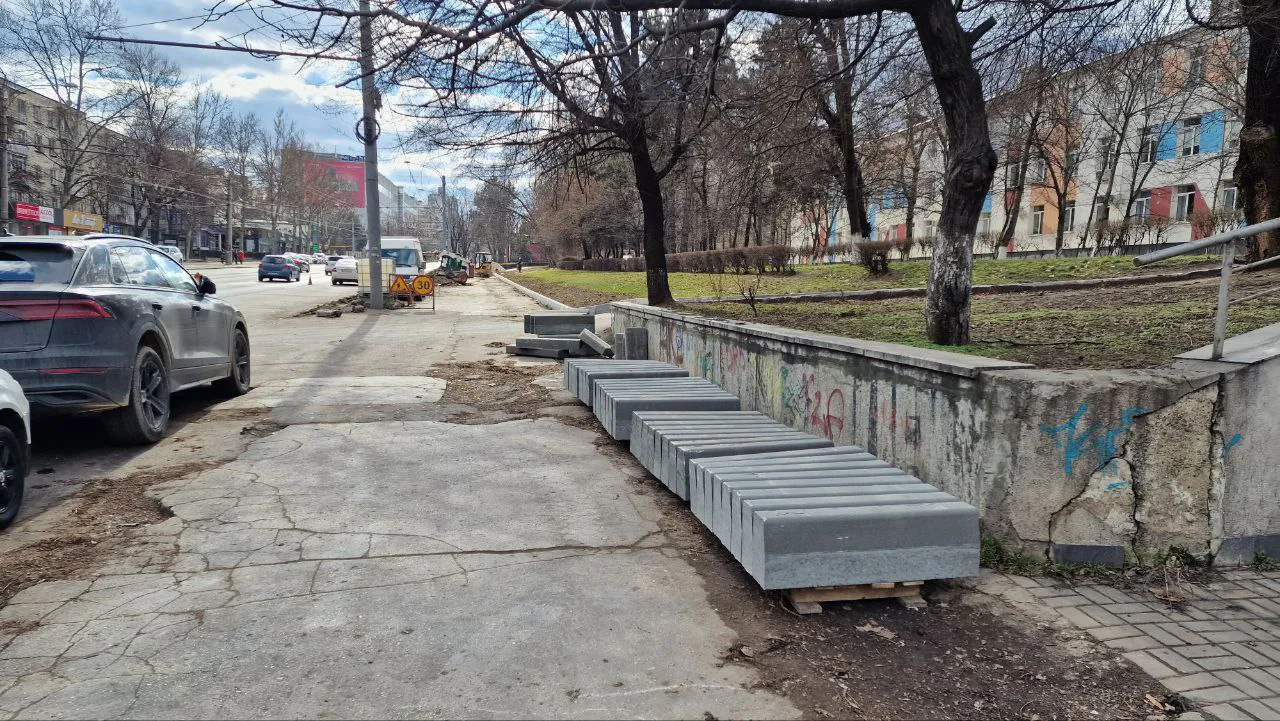 Мэрия Кишинёва приступила к восстановлению тротуаров на бульваре Дечебал
