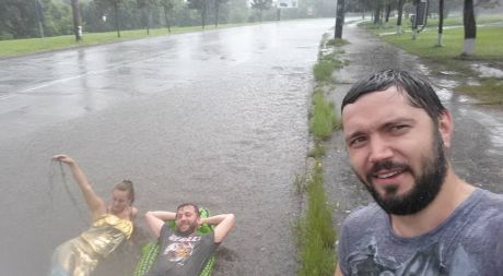 Проливные дожди, не успев начаться, затопили половину столицы