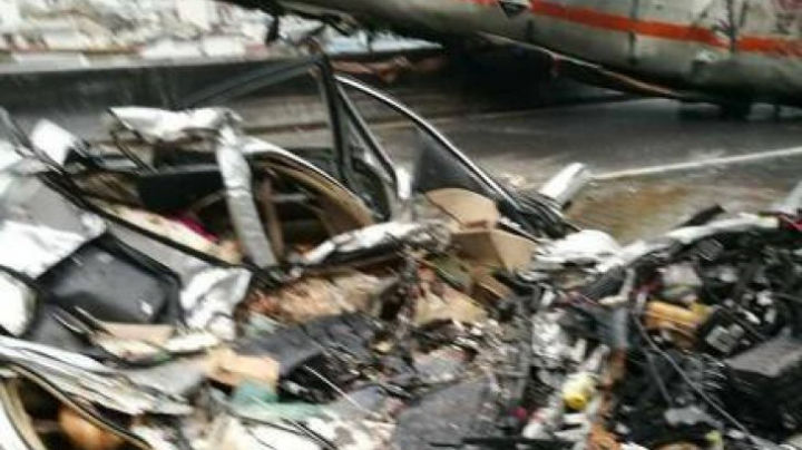 Accident cumplit! Cinci oameni au murit, după ce un autotren a lovit trei mașini