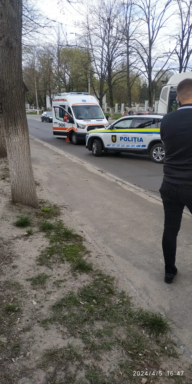 В результате ДТП в Кишиневе перевернулся микроавтобус