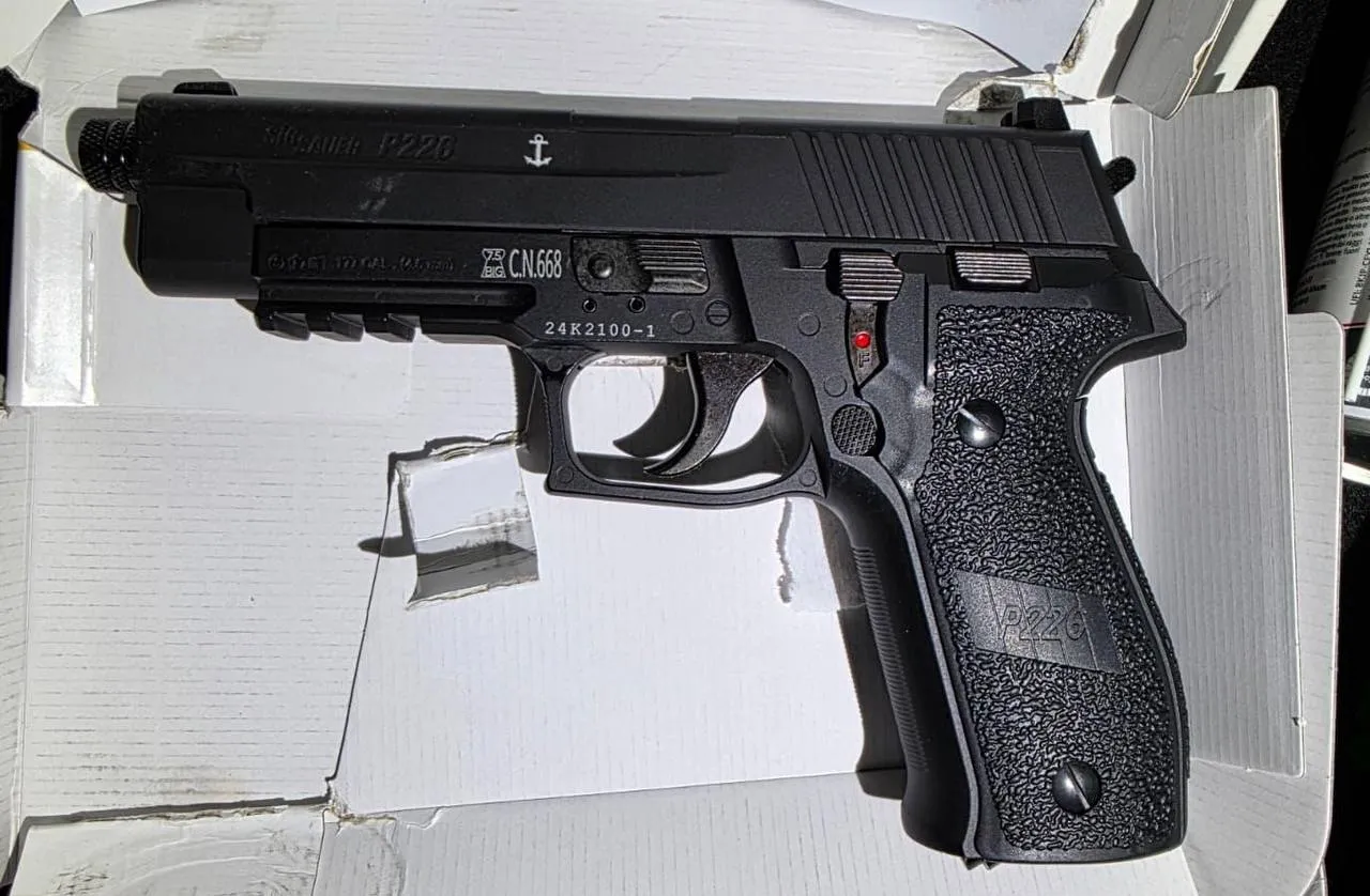 Un pistol pneumatic și sute de proiectile, confiscate la punctul de control Leușeni