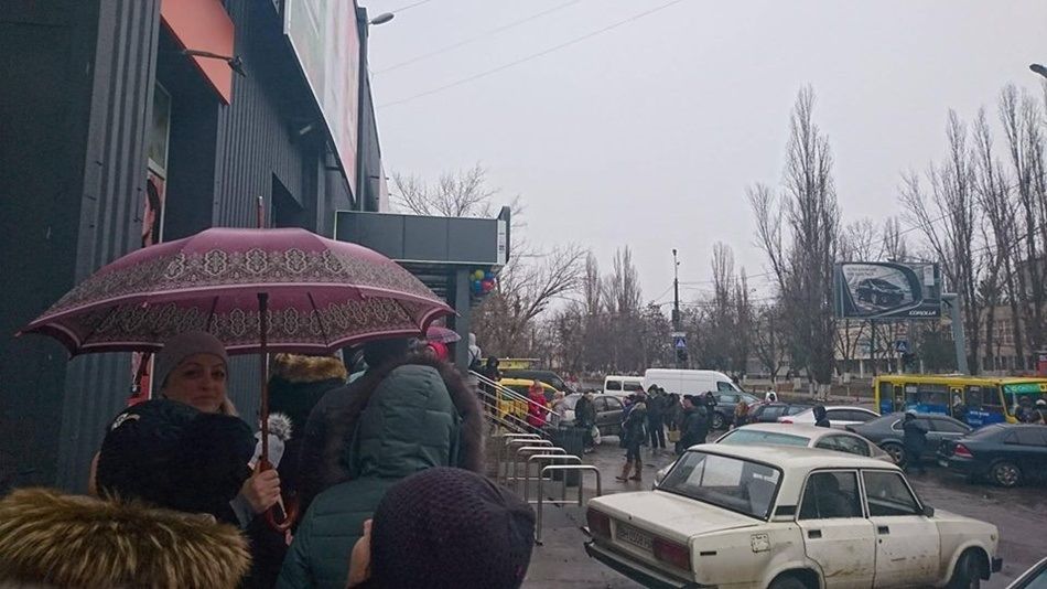 Одесситы устроили давку из-за бесплатных продуктов
