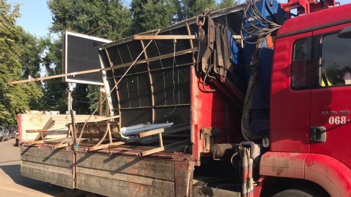 Коммунальщики разобрали остановку, на которой заснул полуголый мужчина