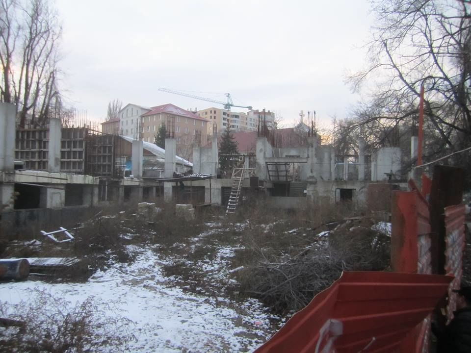 Десятки людей остались без жилья и денег, вложившись в строительство многоэтажки