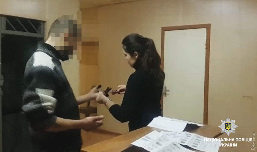 По центру Одессы разгуливал мужчина с патронами и взрывчаткой