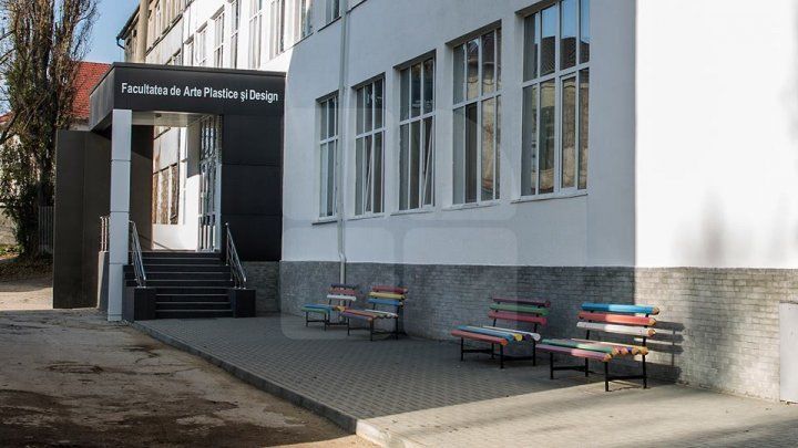 В столице появились необычные скамейки