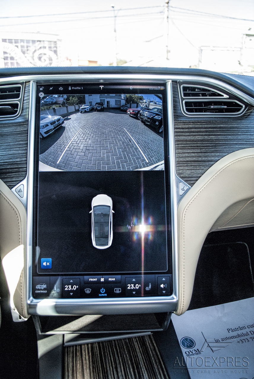 В Молдове выставили на продажу новую Tesla Model X
