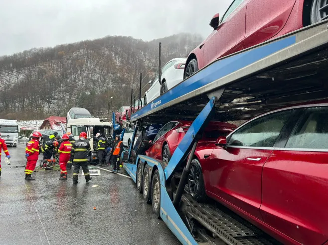 В Румынии столкнулись два грузовика: один вез Tesla, другой — подержанные авто