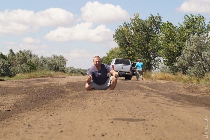 Глубина ям на дорогах Одесской области доходит до колена