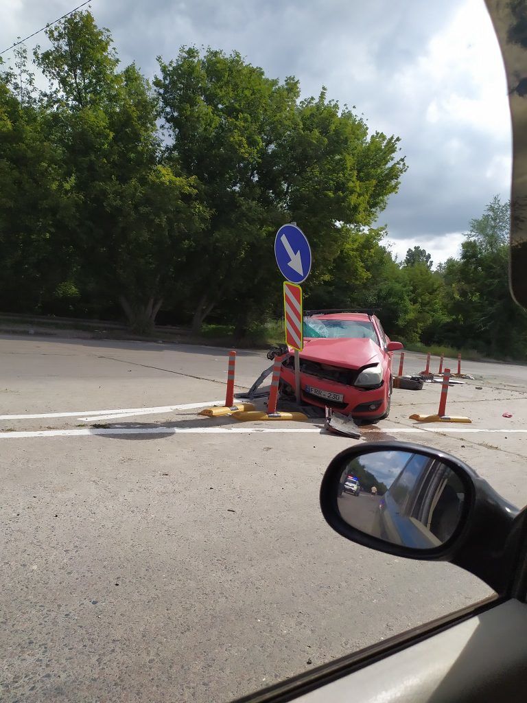 В Кишиневе столкнулись легковой автомобиль и большегрузный TIR
