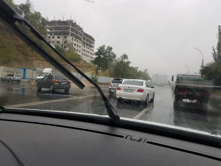 Plouă și cu accidente rutiere în Capitală. Traficul e anevoios nu numai din cauza vremii dar și a șoferilor