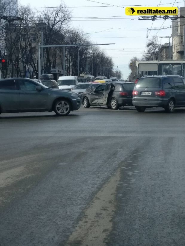 Авария парализовала движение в центре Кишинева