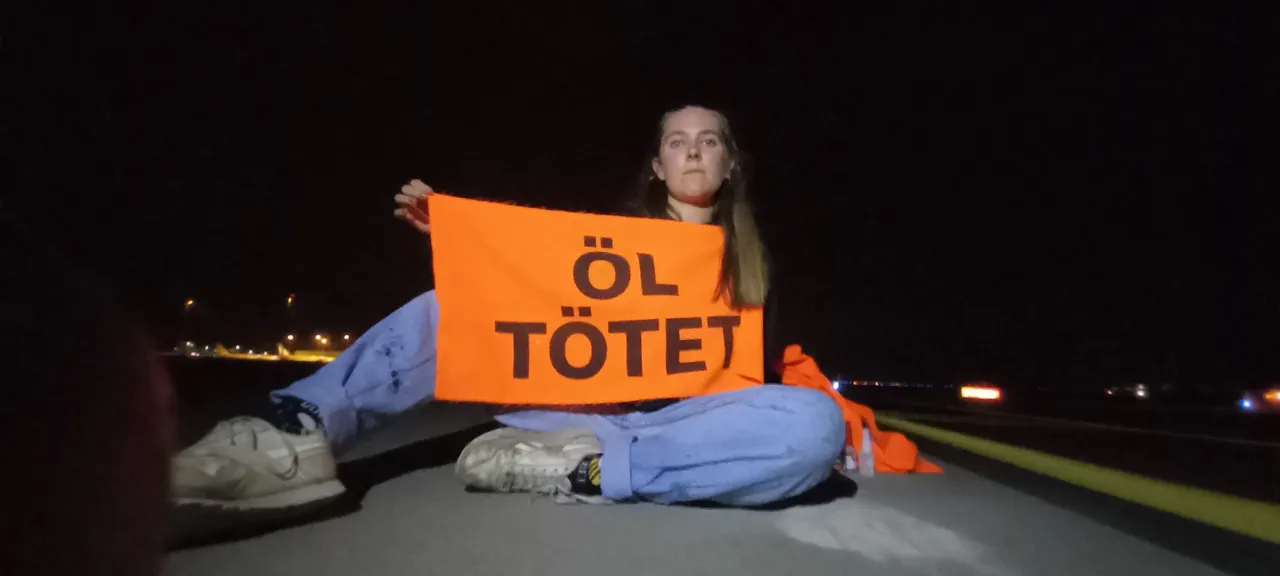 В немецком аэропорту на три часа остановили грузовые рейсы из-за экоактивистов