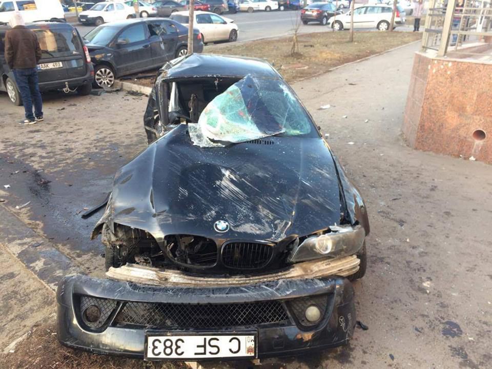 На Чеканах лихач на BMW протаранил несколько автомобилей
