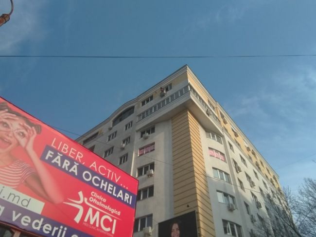 В центре столицы женщина угрожает выброситься из окна